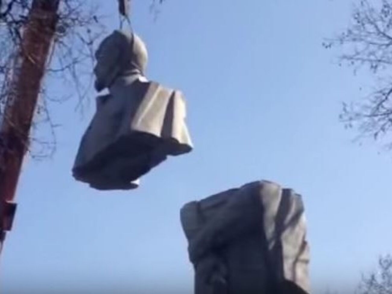 Памятнику Дзержинского отпилили бюст