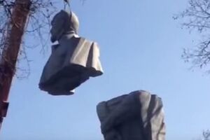 Памятнику Дзержинского отпилили бюст