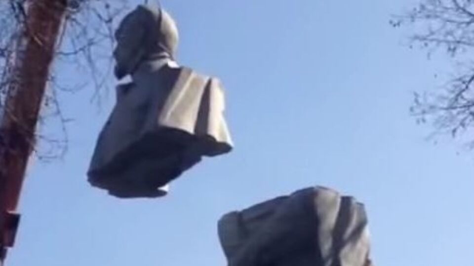 Памятнику Дзержинского отпилили бюст