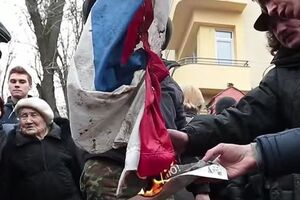 Парасюк отдал флаг другим активистам, а те сожгли его