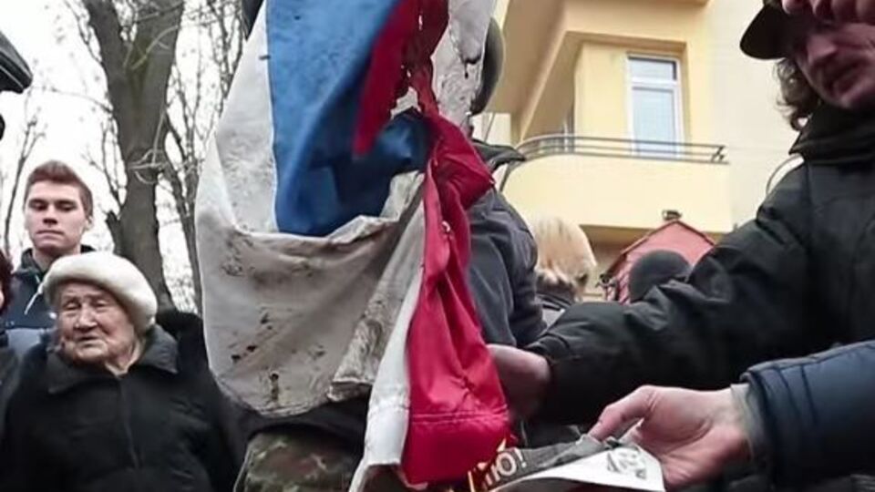 Парасюк отдал флаг другим активистам, а те сожгли его