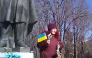 Бабушка появилась в центре Луганска с украинским флагом