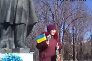 Бабушка появилась в центре Луганска с украинским флагом