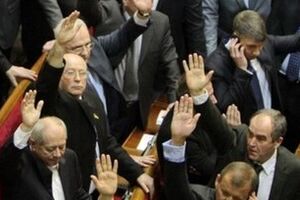 Луценко настаивает на отставке Яценюка
