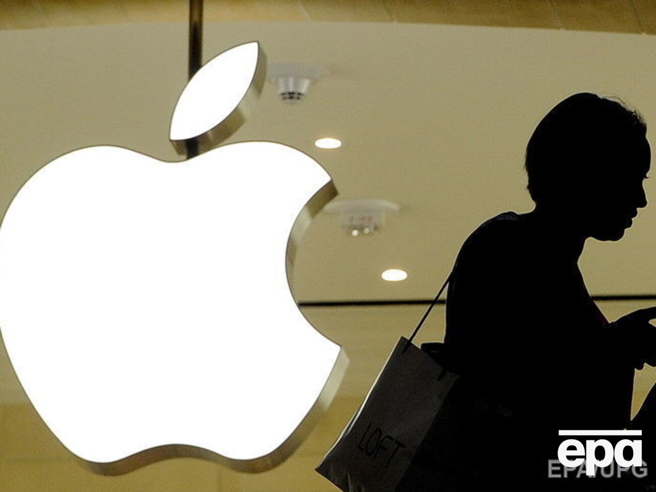 Власти недовольны решением Apple отказать в доступе к телефону клиента