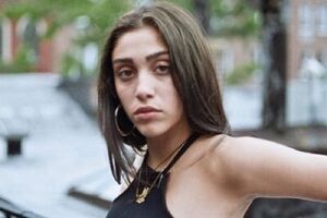 Лурдес в монашеском одеянии закурила сигарету