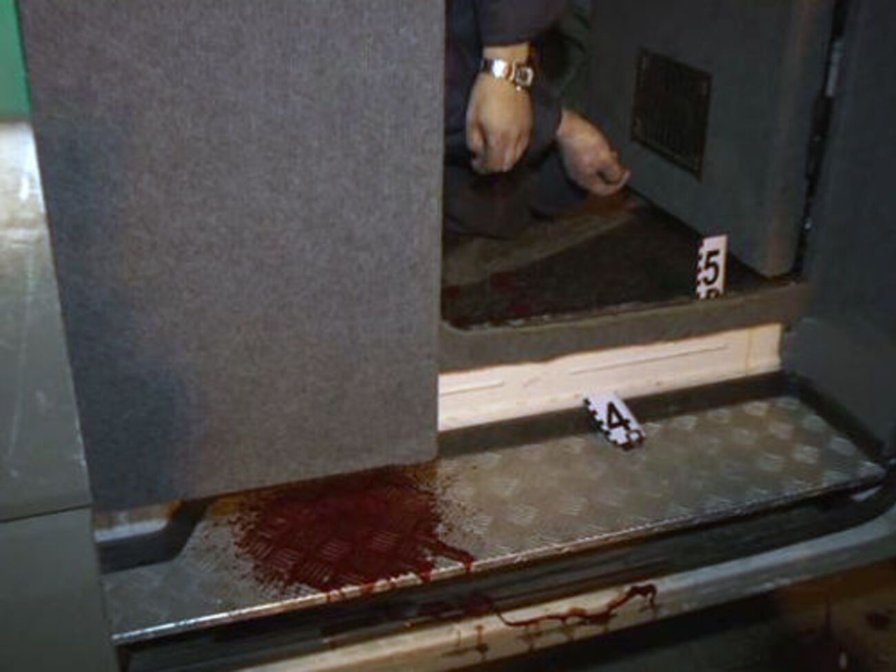 По версии полиции, нападавший застрелился в машине