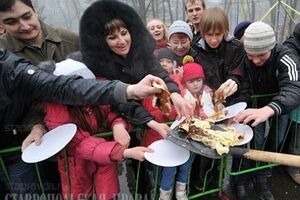 Чиновникам будут напоминать, что нельзя использовать лопаты, вилы и другой сельскохозяйственный инвентарь для угощения людей