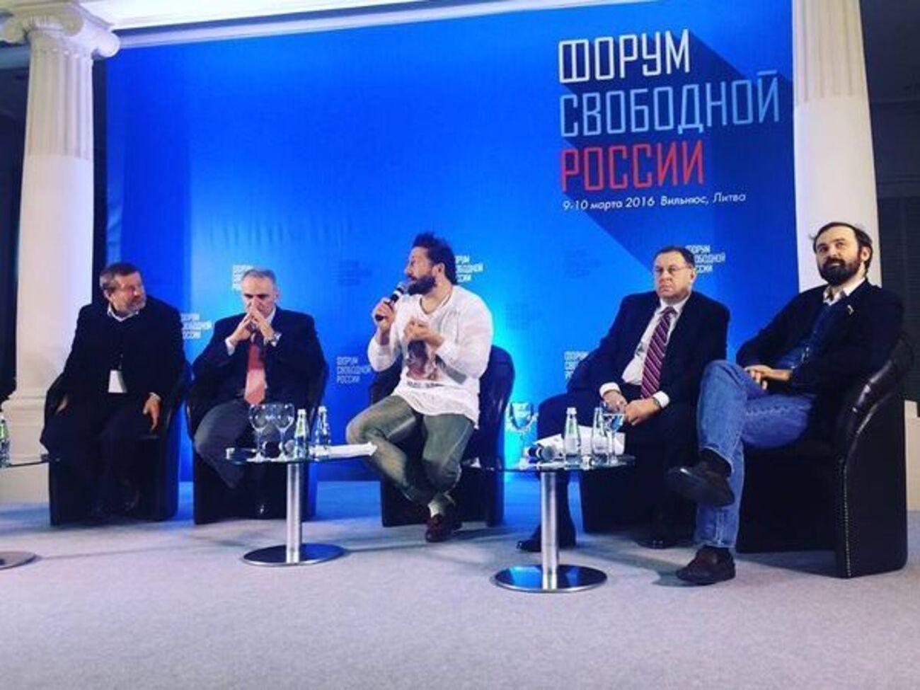 Чичваркин (в центре) уверен, что украинцы больше не проголосуют за Порошенко