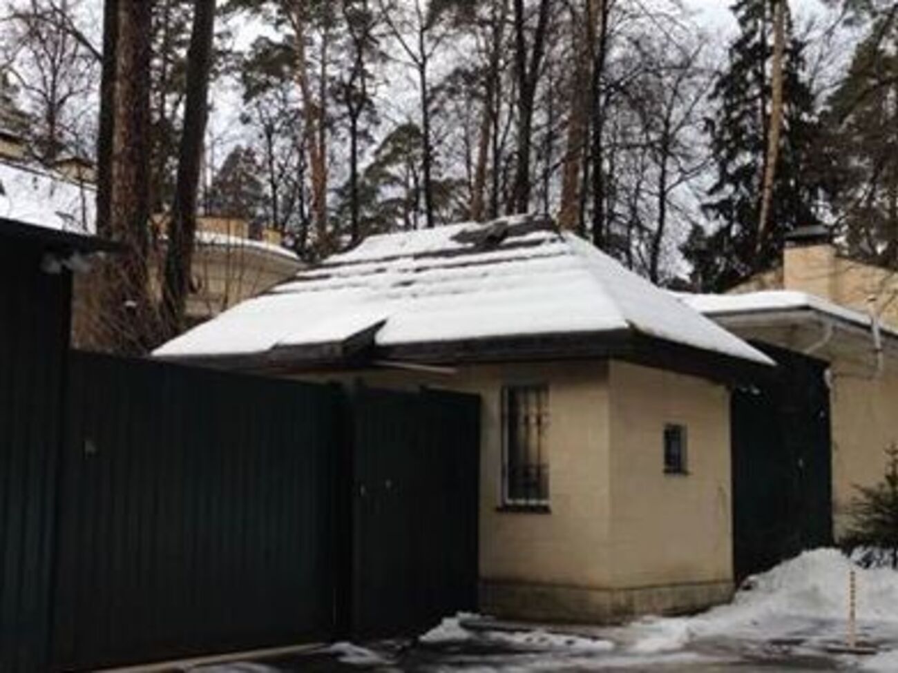 Журналист Белинский показал дом Азарова в Москве на Рублевке, приобретенный в 2014 году