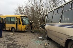 Водитель автобуса Shaolin выехал на встречную полосу и столкнулся с автобусом БАЗ