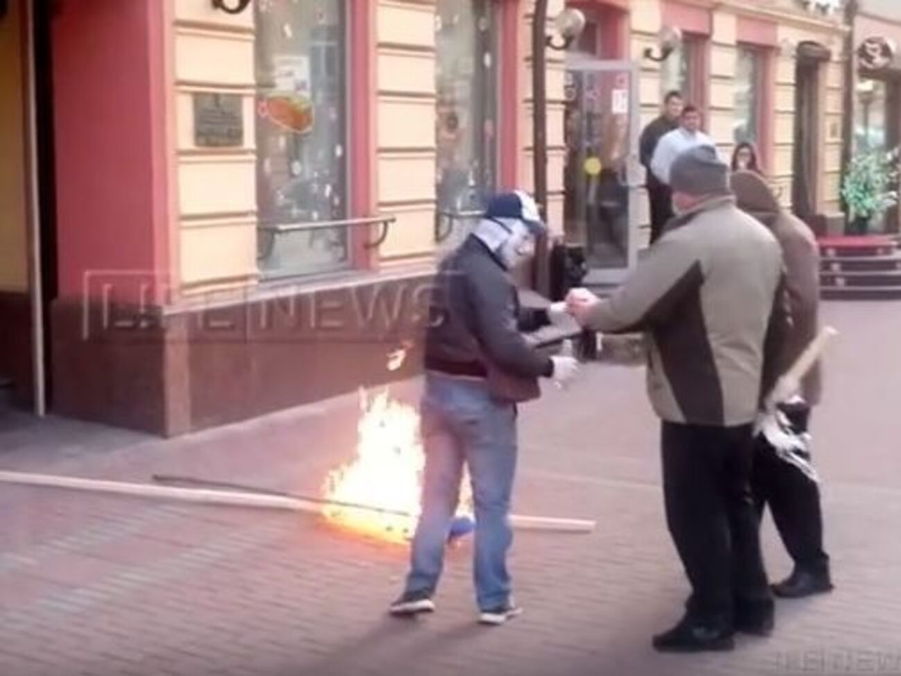 Со здания Украинского культурного центра в Москве сорвали и сожгли украинский флаг