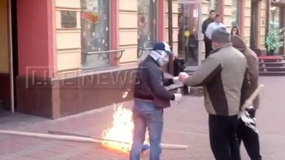 Со здания Украинского культурного центра в Москве сорвали и сожгли украинский флаг
