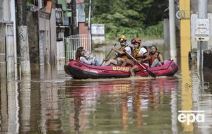 Спасатели эвакуируют людей из затопленных районов
