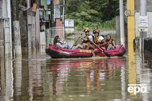 Спасатели эвакуируют людей из затопленных районов