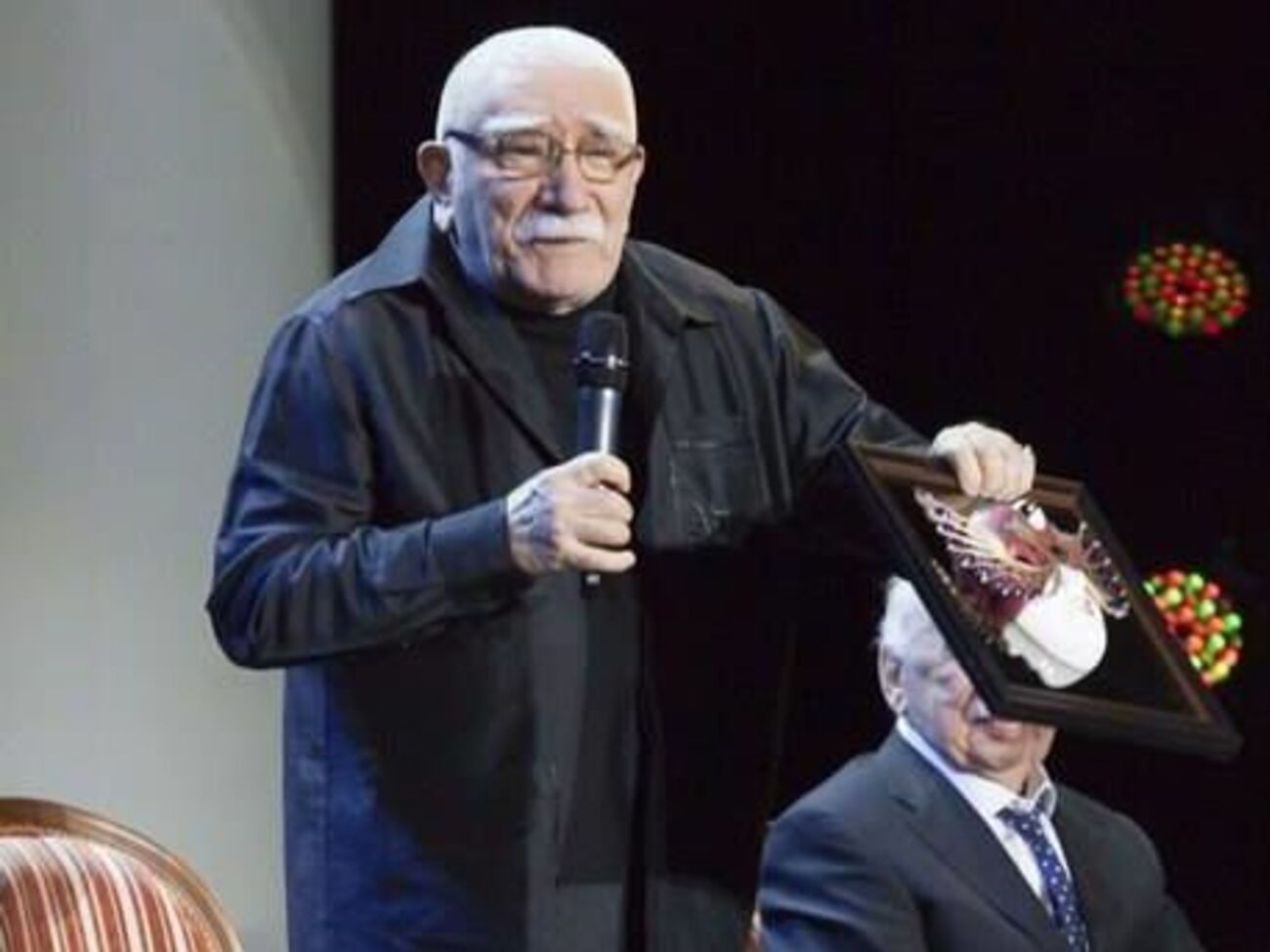 Артист решил позволить себе шампанского по случаю выписки и юбилея театра