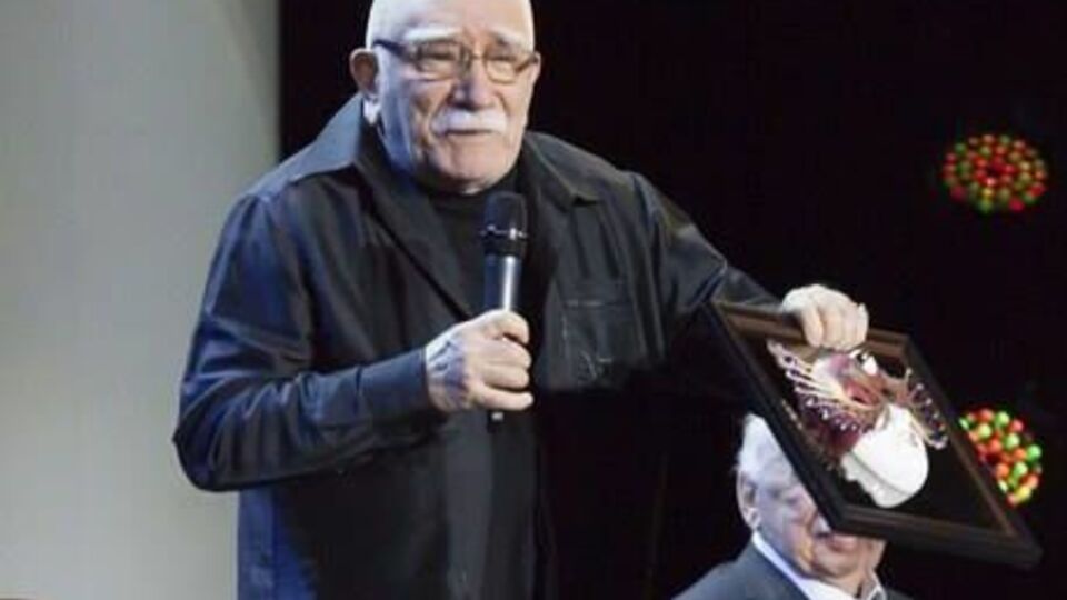 Артист решил позволить себе шампанского по случаю выписки и юбилея театра