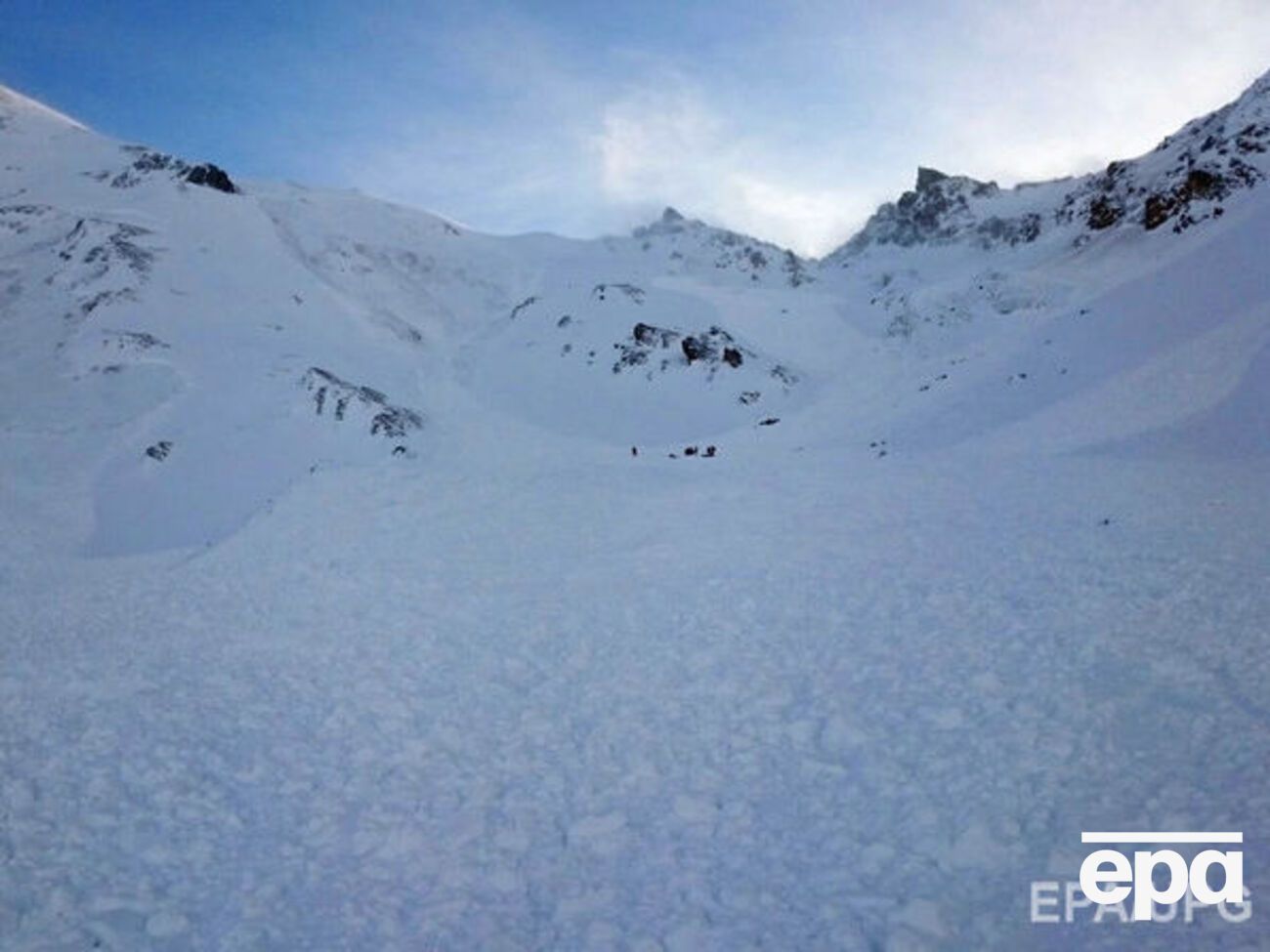 Лавина сошла на высоте более трех тысяч метров