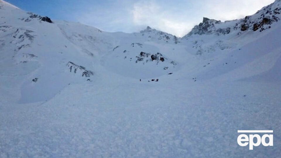 Лавина сошла на высоте более трех тысяч метров