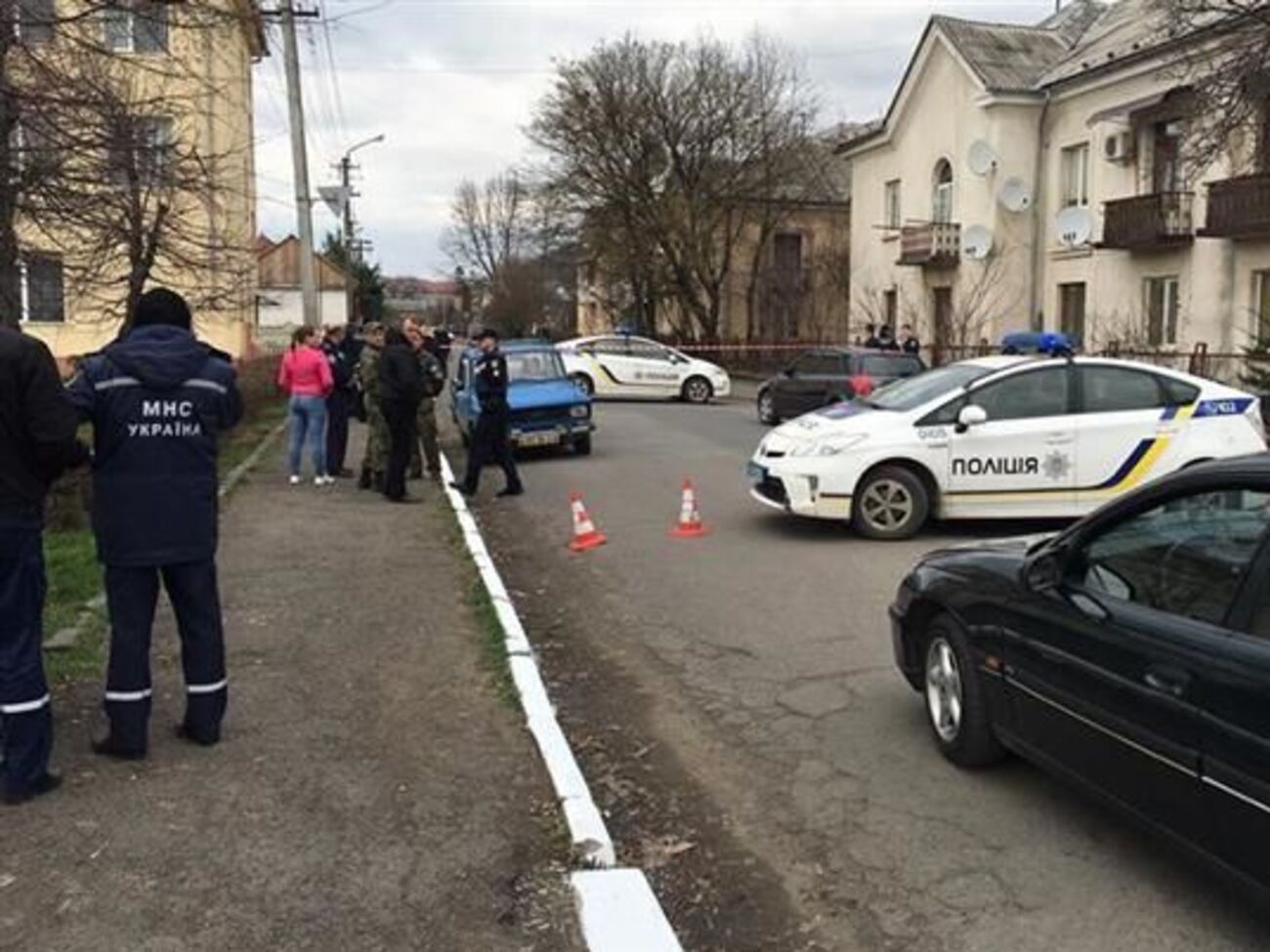 На месте происшествия работают правоохранители и пиротехники, которые обезвредили взрывчатку