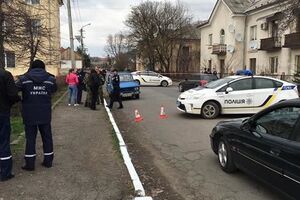 На месте происшествия работают правоохранители и пиротехники, которые обезвредили взрывчатку