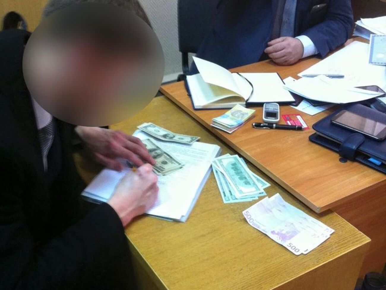 ГФС: В&nbsp;ходе проведения следственных действий изъяты денежные средства в сумме $5,5 тыс. и два мобильных телефона, по которым велись переговоры