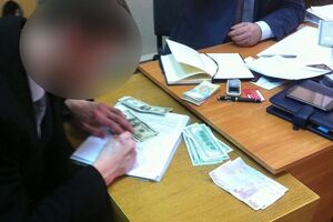 ГФС: В ходе проведения следственных действий изъяты денежные средства в сумме $5,5 тыс. и два мобильных телефона, по которым велись переговоры