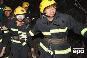 Китайские спасатели вытащили людей из провалившегося под землю автобуса