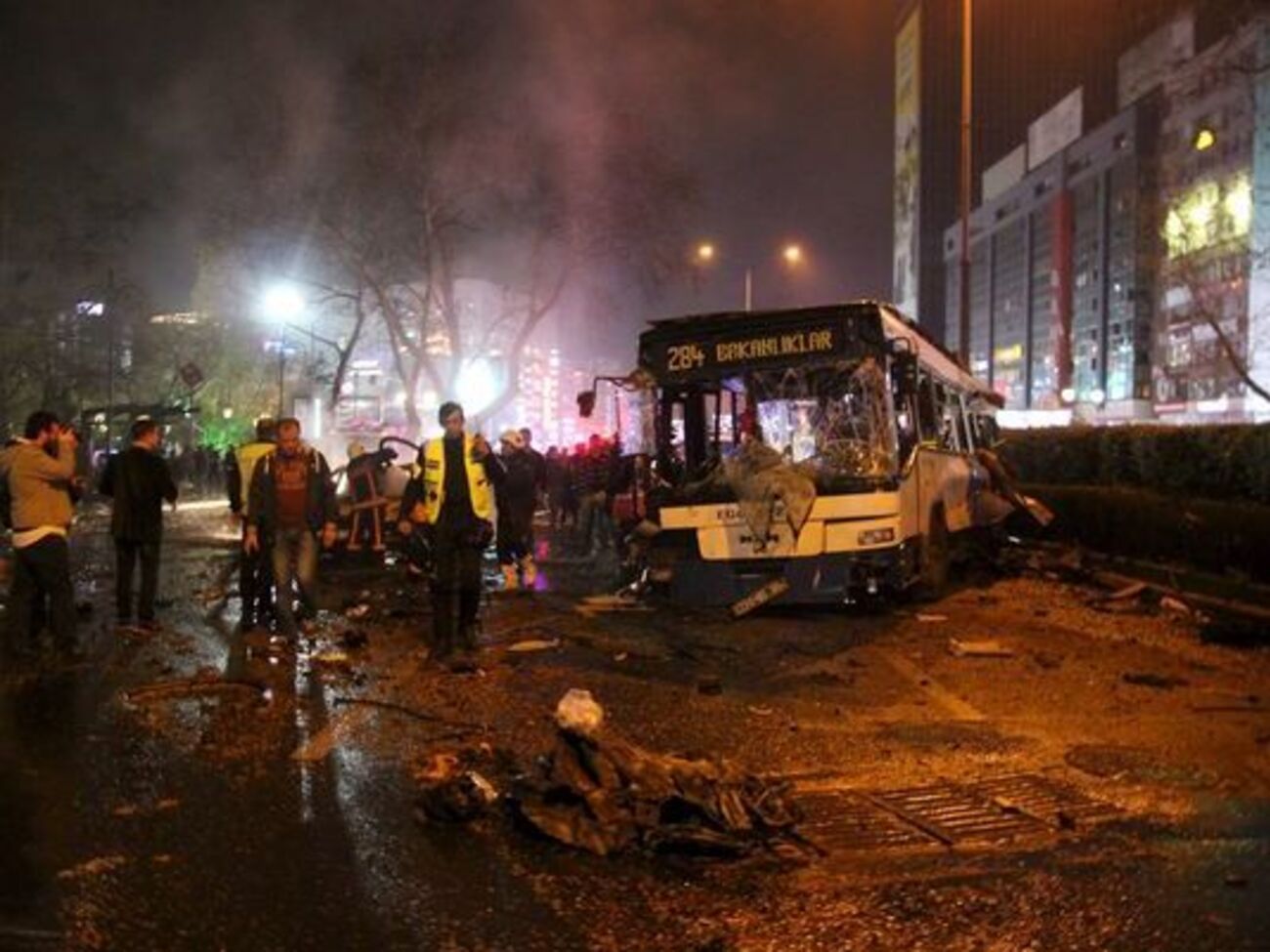 Террорист-смертник взорвал автомобиль возле автобусной остановки