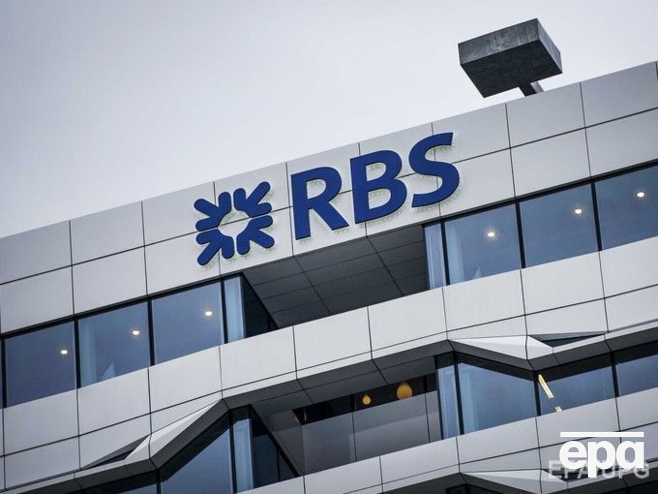 Банк решил заменить сотрудников роботами