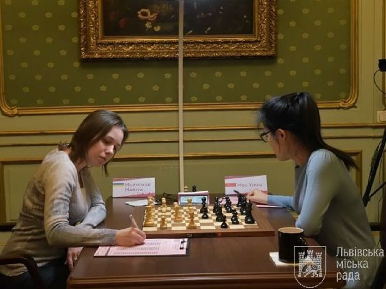 Ифань (справа) выиграла титул чемпиона мира по шахматам среди женщин