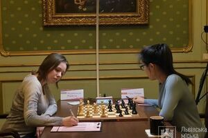 Ифань (справа) выиграла титул чемпиона мира по шахматам среди женщин