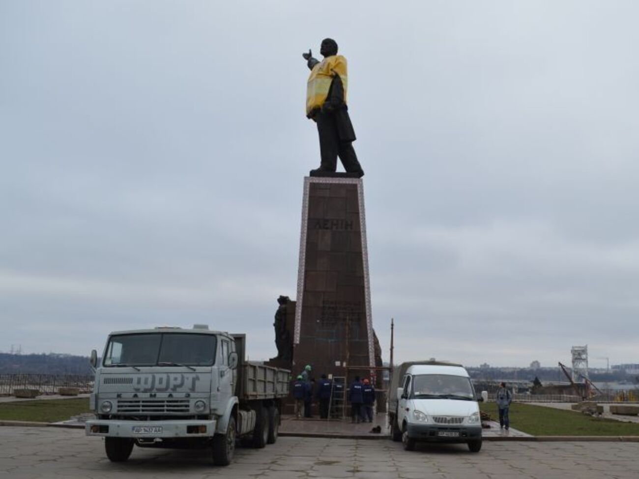 Утром 14 марта к памятнику начала съезжаться грузовая техника