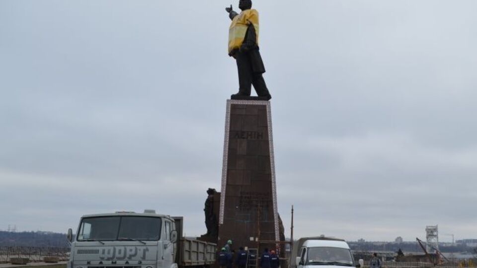 Утром 14 марта к памятнику начала съезжаться грузовая техника