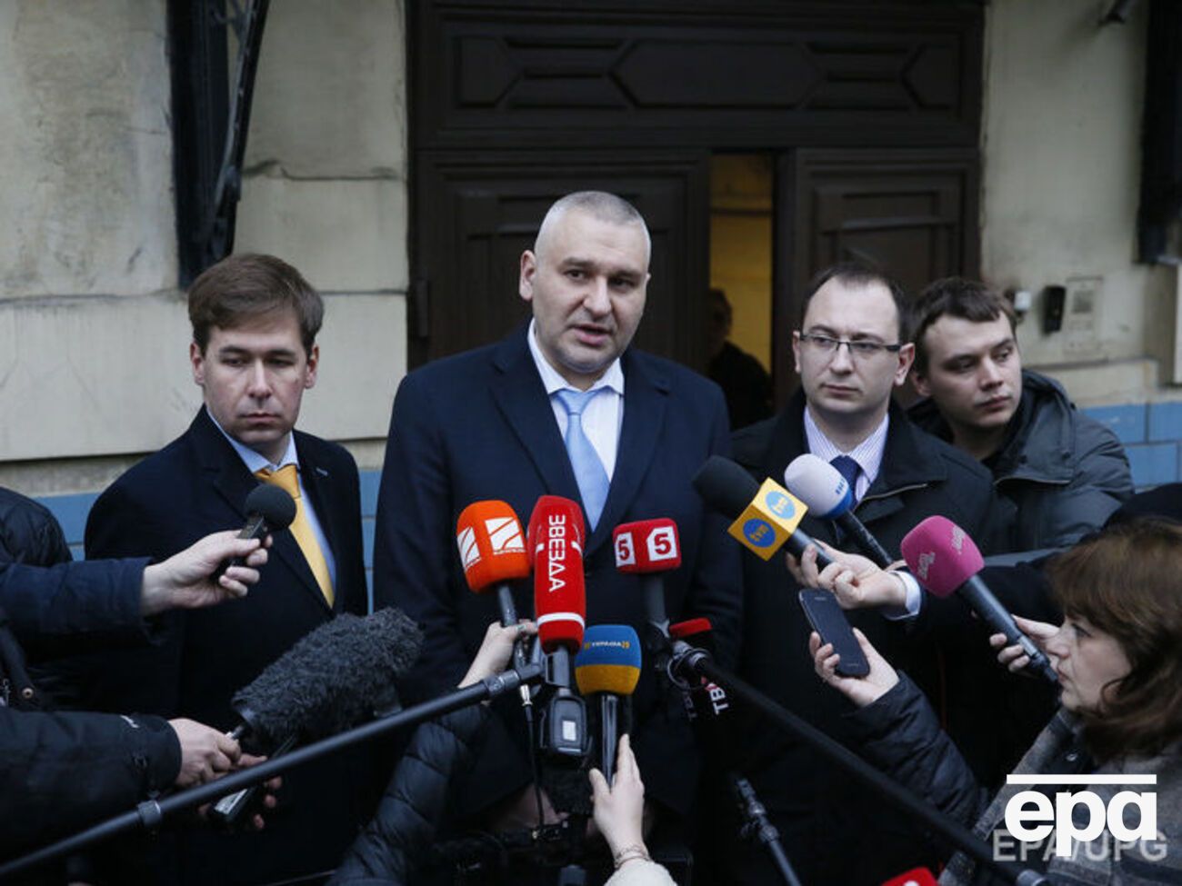 Савченко попросила Фейгина (в центре) больше не задавать "глупых вопросов"