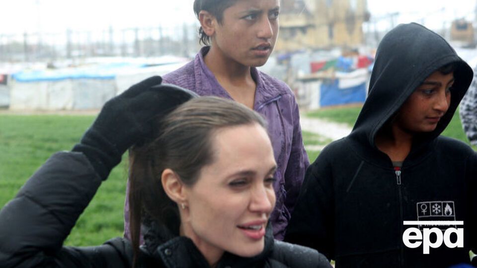 Джоли посетила лагерь сирийских беженцев на востоке Ливана. Фоторепортаж