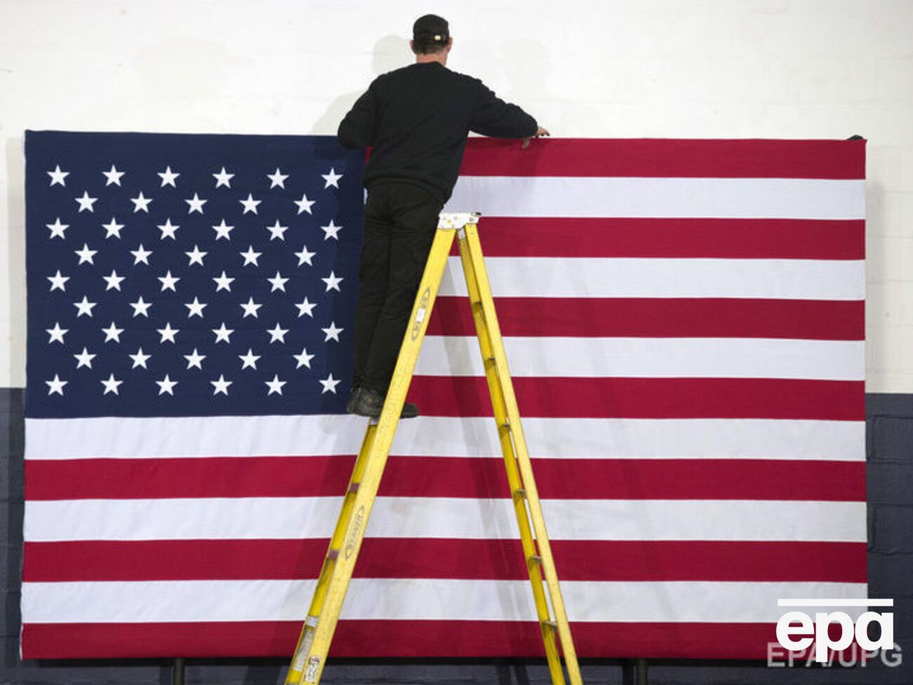 Клинтон и Трамп удерживают лидерство на партийных праймериз