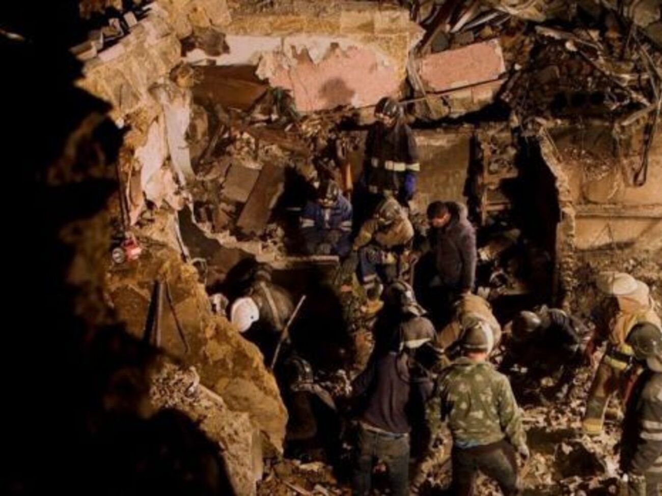 Ребенка, которого искали под завалами больше суток, нашли мертвым