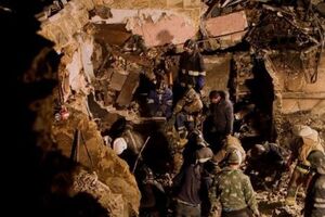 Ребенка, которого искали под завалами больше суток, нашли мертвым