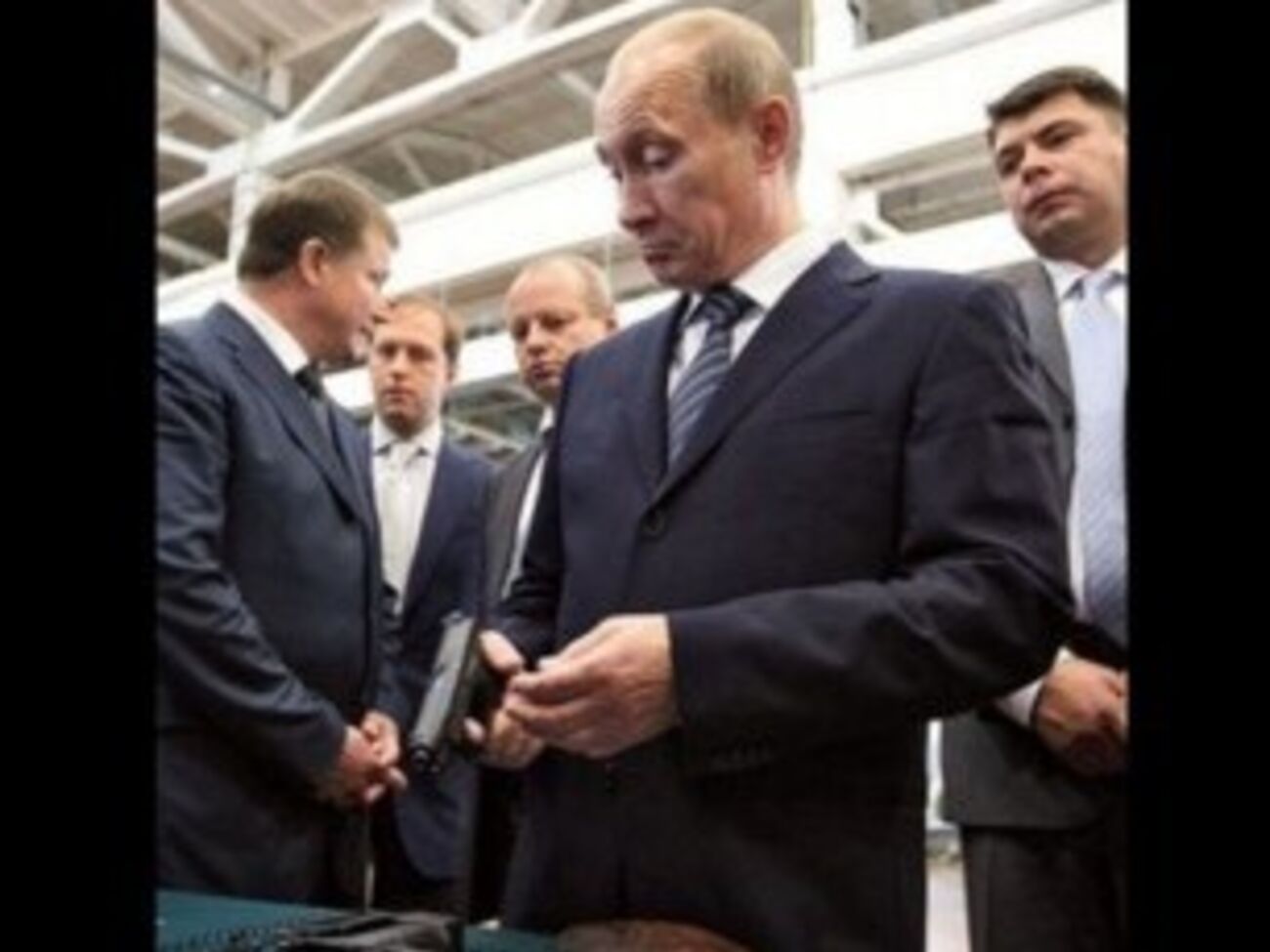 Широкое присутствие в информационной инфраструктуре Украины организаций, напрямую связанных с РФ, способствует уязвимости в киберпространстве, говорится в документе