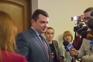 Сытник: Прилагательное "большая" не следует использовать применимо к зарплате бюджетников. Бюджетник должен иметь нормальную зарплату, реалистичную