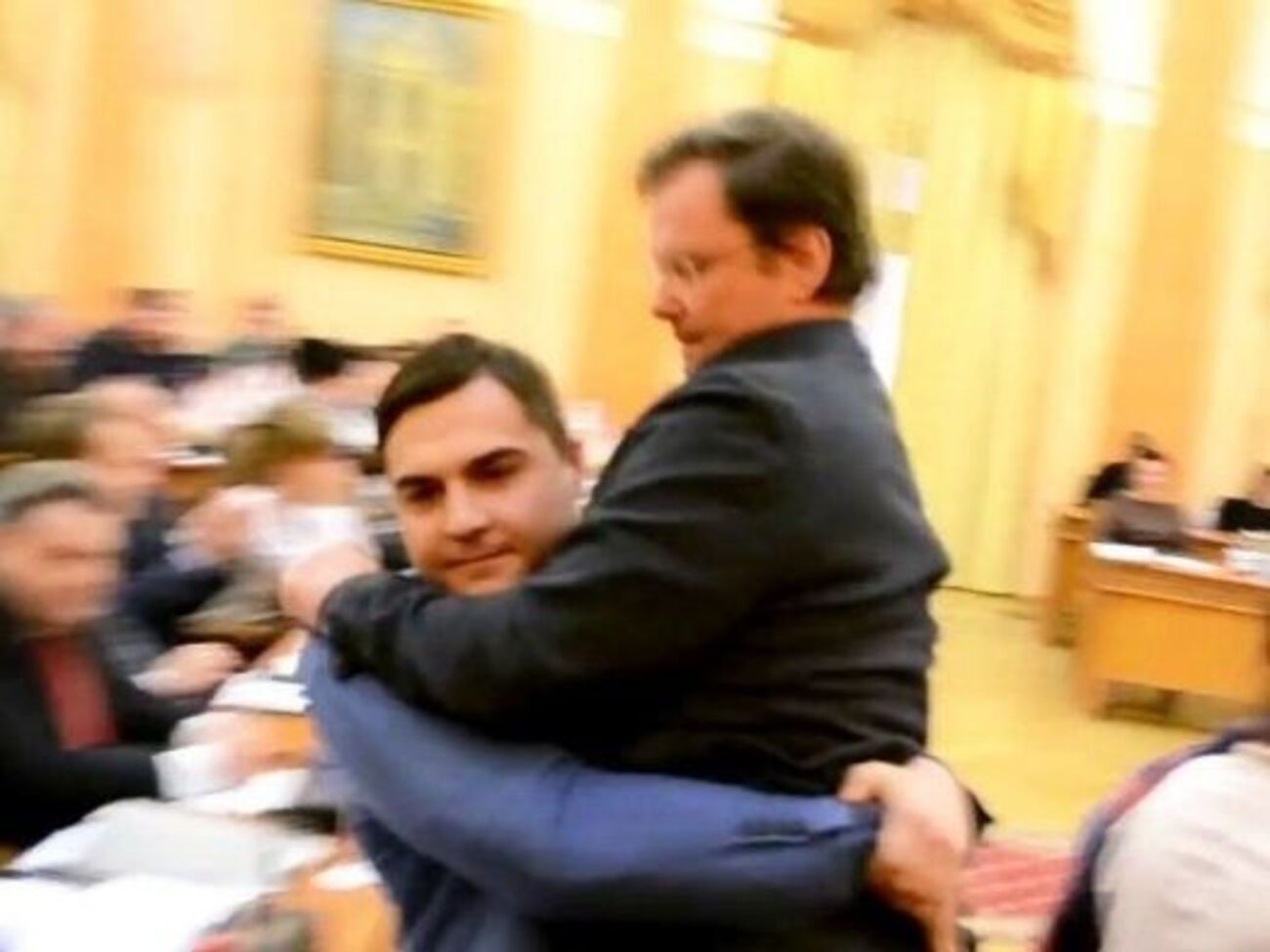 Палпатин отвлек внимание букетом, подхватил Боровика и вынес из зала