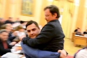 Палпатин отвлек внимание букетом, подхватил Боровика и вынес из зала