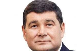 По словам Онищенко, сотрудники НАБУ грубо обошлись с охранниками, сломав при этом кому-то из них руку. Сейчас "весь офис в крови"