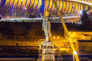 Снос памятника Ленину в Запорожье продолжается