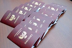 Захарченко начал выдавать "паспорта ДНР" жители Донецка