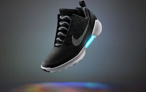 Кроссовки зашнуровываются автоматически