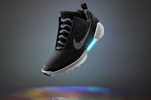 Кроссовки зашнуровываются автоматически