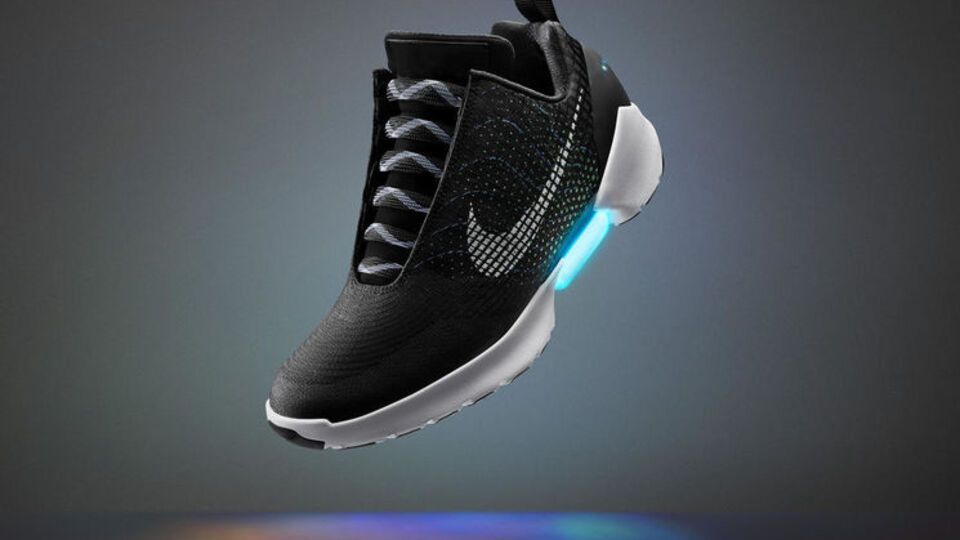 Кроссовки зашнуровываются автоматически