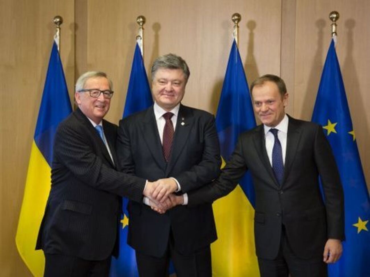 Порошенко (в центре) в Брюсселе встретился с Юнкером (слева) и Туском